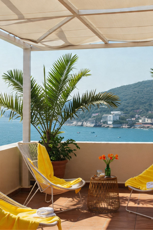 Terraza frente a la bahía de Acapulco con toldo básico insuficiente expuesta al calor intenso y humedad del Pacífico sin sistema de sombra profesional