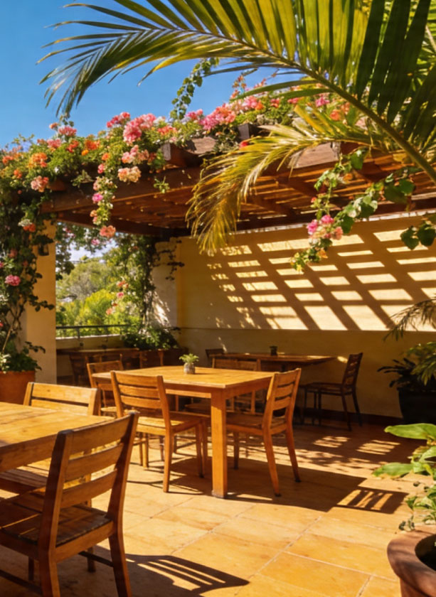 Terraza de restaurante en Cuernavaca con pérgola de madera sin protección solar completa expuesta al sol intenso y lluvia de temporada
