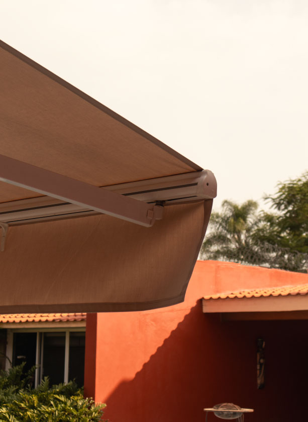 Toldo retráctil color arena instalado en terraza de casa residencial en Los Cabos